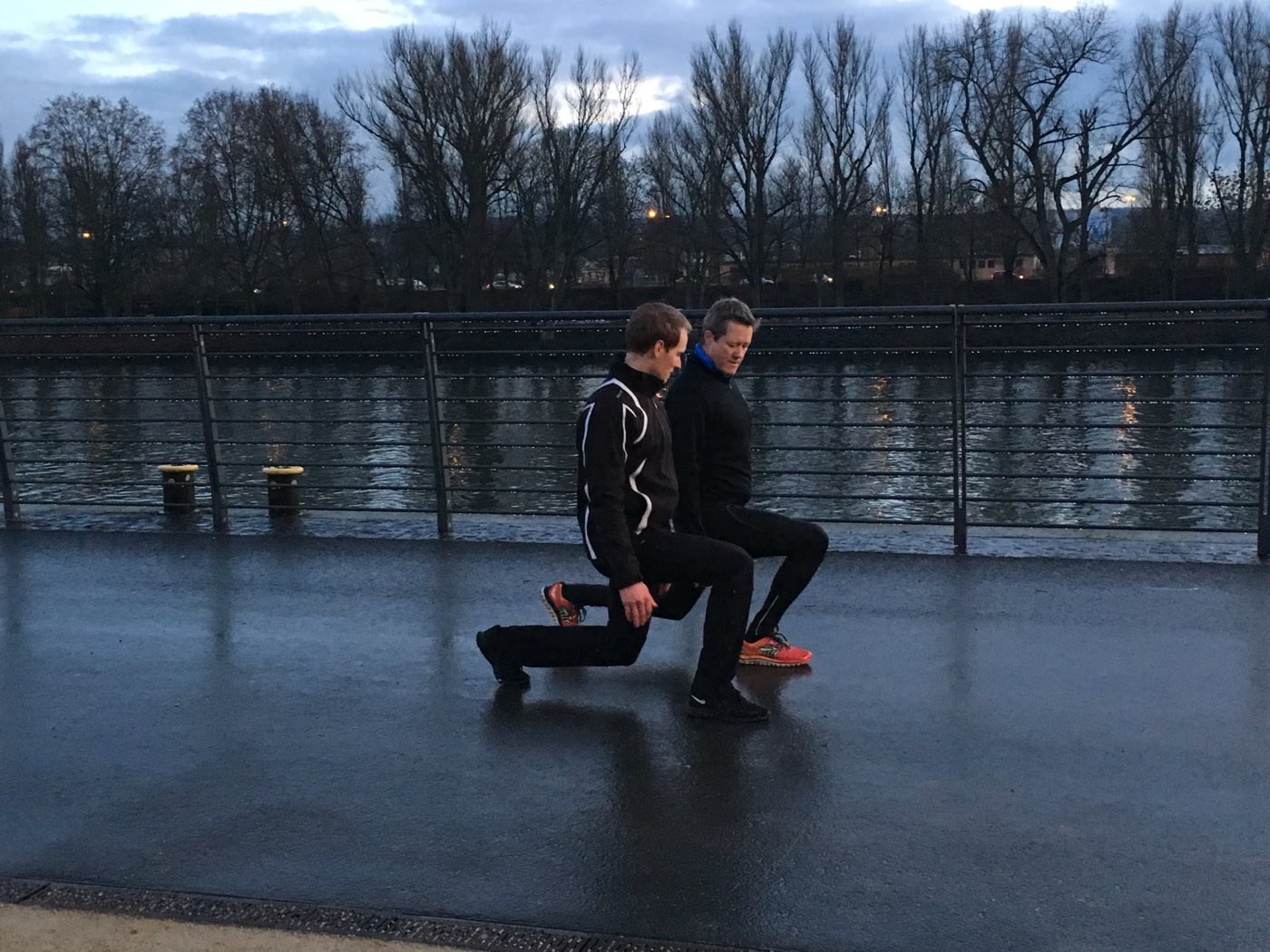 Zwei Personen beim Training am Main